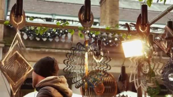 LONDRES, Reino Unido - 20 DE DICIEMBRE DE 2016: Los compradores disfrutan de las decoraciones navideñas en el mercado Covent Garden, 4k Ultrahd — Vídeo de stock