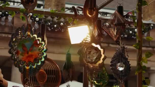 伦敦，英国-2016 年 12 月 20 日︰ 购物享受圣诞装饰品的考文特花园市场，4 k Ultrahd — 图库视频影像