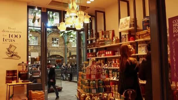 LONDON, UK - DECEMBER 20, 2016: Shoppers enjoy the Christmas decorations in Covent Garden market, 4k Ultrahd — Stock Video