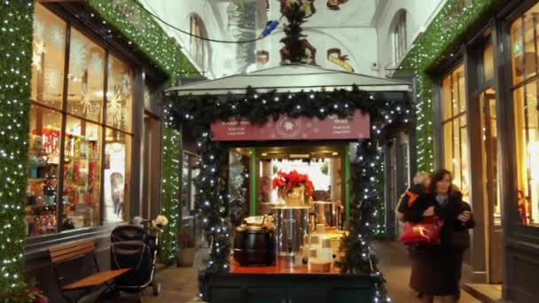 Лондон, Великобританія - 20 грудня 2016: Покупців насолоджуватися різдвяні прикраси Ковент-Гарден ринку, 4 к Ultrahd — стокове відео