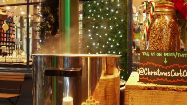 伦敦，英国-2016 年 12 月 20 日︰ 购物享受圣诞装饰品的考文特花园市场，4 k Ultrahd — 图库视频影像