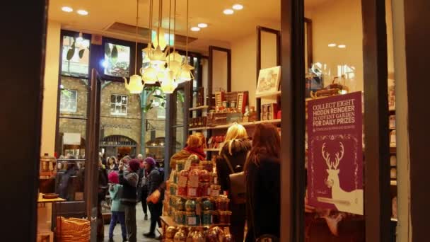 LONDON, UK - DECEMBER 20, 2016: Shoppers enjoy the Christmas decorations in Covent Garden market, 4k Ultrahd — Stock Video