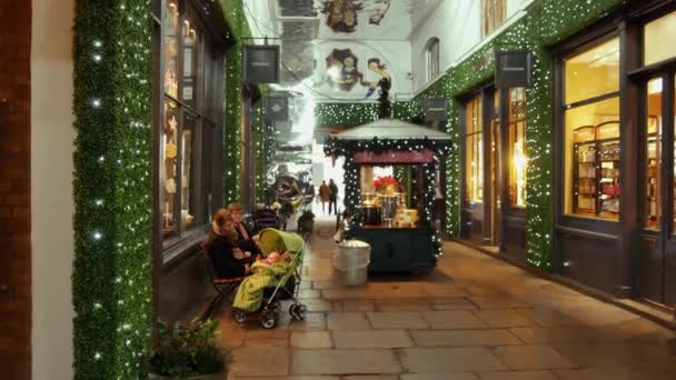 ЛОНДОН, Великобритания - 20 ДЕКАБРЯ 2016 года: покупатели наслаждаются рождественскими украшениями на рынке Ковент-Гарден, 4k Ultrahd — стоковое видео