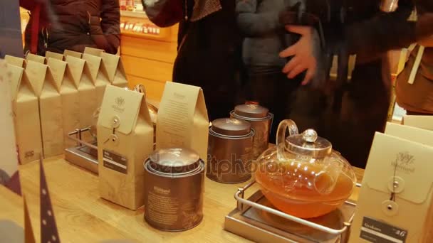 LONDRES, Reino Unido - 20 DE DICIEMBRE DE 2016: Los compradores disfrutan de las decoraciones navideñas en el mercado Covent Garden, 4k Ultrahd — Vídeo de stock