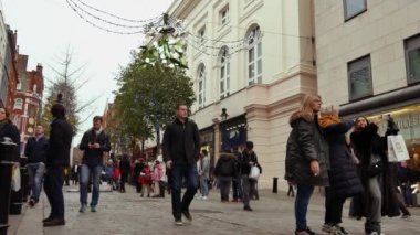 Londra, İngiltere - 20 Aralık 2016: Covent Garden pazarda, 4 k Noel süsleri alışveriş keyfini Ultrahd