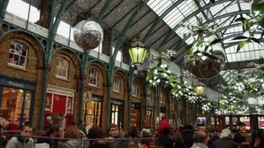 Londra, İngiltere - 20 Aralık 2016: Covent Garden pazarda, 4 k Noel süsleri alışveriş keyfini Ultrahd