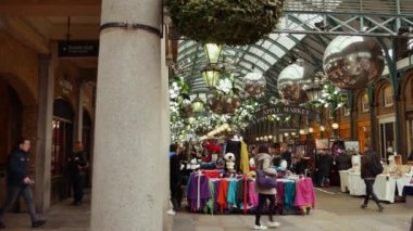 Londra, İngiltere - 20 Aralık 2016: Covent Garden pazarda, 4 k Noel süsleri alışveriş keyfini Ultrahd