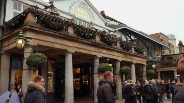 Londra, İngiltere - 20 Aralık 2016: Covent Garden pazarda, 4 k Noel süsleri alışveriş keyfini Ultrahd