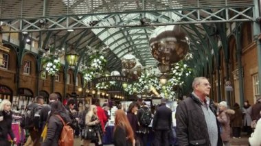 Londra, İngiltere - 20 Aralık 2016: Covent Garden pazarda, 4 k Noel süsleri alışveriş keyfini Ultrahd