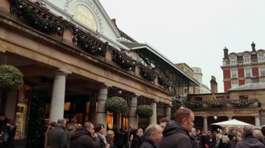 Londra, İngiltere - 20 Aralık 2016: Covent Garden pazarda, 4 k Noel süsleri alışveriş keyfini Ultrahd