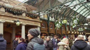 Londra, İngiltere - 20 Aralık 2016: Covent Garden pazarda, 4 k Noel süsleri alışveriş keyfini Ultrahd