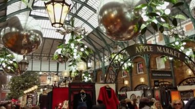 Londra, İngiltere - 20 Aralık 2016: Covent Garden pazarda, 4 k Noel süsleri alışveriş keyfini Ultrahd