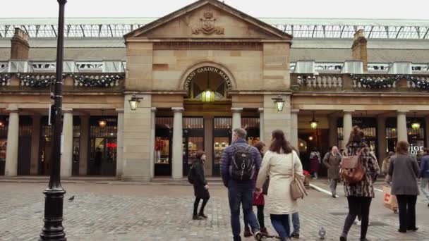 LONDRES, Reino Unido - 20 DE DICIEMBRE DE 2016: Los compradores disfrutan de las decoraciones navideñas en el mercado Covent Garden, 4k Ultrahd — Vídeo de stock