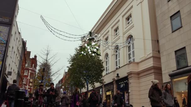 LONDRES, Reino Unido - 20 DE DICIEMBRE DE 2016: Los compradores disfrutan de las decoraciones navideñas en el mercado Covent Garden, 4k Ultrahd — Vídeos de Stock