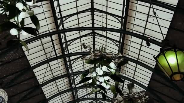 LONDRES, Reino Unido - 20 DE DICIEMBRE DE 2016: Los compradores disfrutan de las decoraciones navideñas en el mercado Covent Garden, 4k Ultrahd — Vídeo de stock