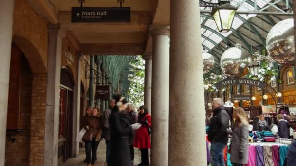 London, Storbritannien - 20 December 2016: Shoppare njuta av juldekorationer i Covent Garden market, 4k Ultrahd — Stockvideo