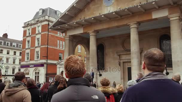 LONDRES, ROYAUME-UNI - 20 DÉCEMBRE 2016 : Les commerçants apprécient les décorations de Noël au marché de Covent Garden, 4k Ultrahd — Video