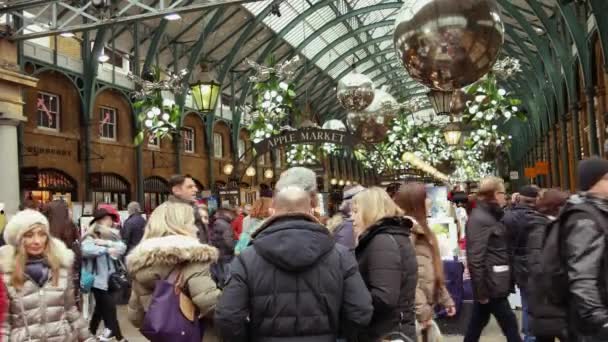 LONDRES, Reino Unido - 20 DE DICIEMBRE DE 2016: Los compradores disfrutan de las decoraciones navideñas en el mercado Covent Garden, 4k Ultrahd — Vídeos de Stock