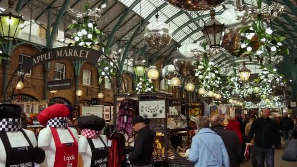 LONDRES, Reino Unido - DEZEMBRO 20, 2016: Os compradores apreciam as decorações de Natal no mercado Covent Garden, 4k Ultrahd — Vídeo de Stock