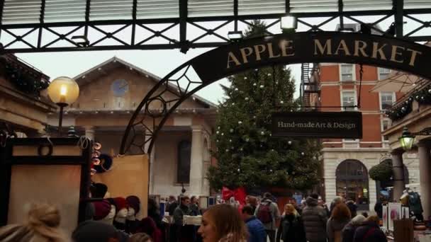 런던, 영국-12 월 20 일, 2016: 쇼핑객 즐길 코벤트 가든 시장, 4 k의 크리스마스 장식 Ultrahd — 비디오