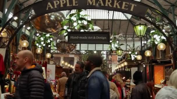 London, UK - 20. Dezember 2016: Einkäufer genießen die Weihnachtsdekoration auf dem Covent Garden Market, 4k ultrahd — Stockvideo