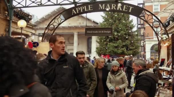 LONDRES, Reino Unido - 20 DE DICIEMBRE DE 2016: Los compradores disfrutan de las decoraciones navideñas en el mercado Covent Garden, 4k Ultrahd — Vídeos de Stock