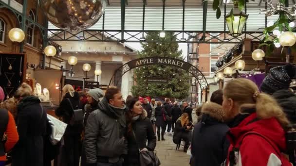 LONDRES, Reino Unido - DEZEMBRO 20, 2016: Os compradores apreciam as decorações de Natal no mercado Covent Garden, 4k Ultrahd — Vídeo de Stock