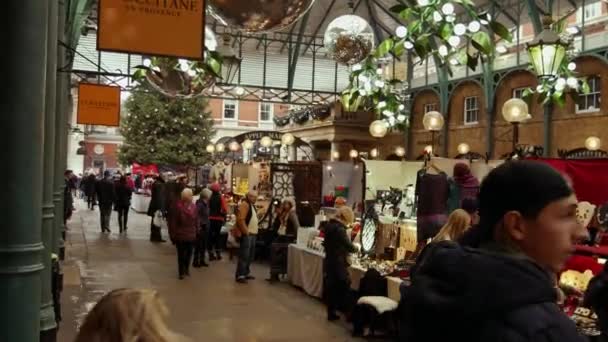 LONDRES, Reino Unido - 20 DE DICIEMBRE DE 2016: Los compradores disfrutan de las decoraciones navideñas en el mercado Covent Garden, 4k Ultrahd — Vídeos de Stock