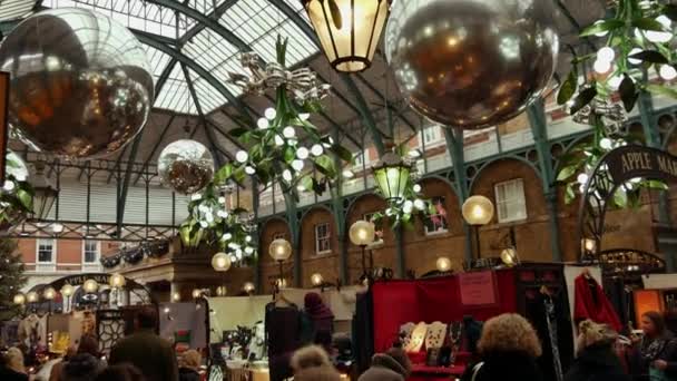 LONDON, UK - DECEMBER 20, 2016: Shoppers enjoy the Christmas decorations in Covent Garden market, 4k Ultrahd — Stock Video