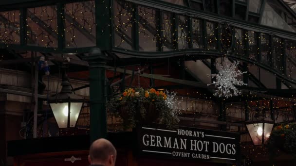 Λονδίνο, Ηνωμένο Βασίλειο - 20 Δεκεμβρίου 2016: Αγοραστές απολαμβάνουν τις διακοσμήσεις Χριστουγέννων στο Κόβεντ Γκάρντεν αγορά, 4k Ultrahd — Αρχείο Βίντεο