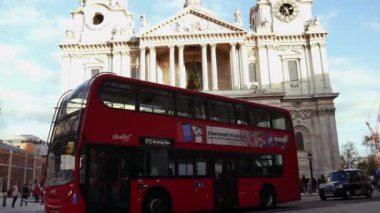 Londra, İngiltere, Aralık: Londra'daki St Paul Katedrali, görünümü; bir İngiltere Kilisesi katedral ve Londra Bishop koltuğum. Ultra Hd 4k, gerçek zamanlı