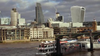 Londra, İngiltere - Aralık, 2016: Londra Southwark Köprüsü ön planda, Ultra Hd 4k, gerçek zamanlı ile gökdelenler görünümünü