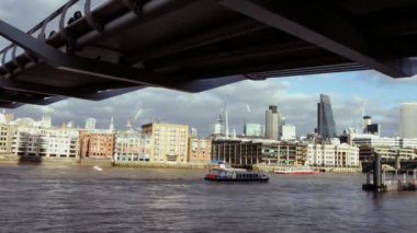 Londra, İngiltere - 20 Aralık 2016: Millennium Köprüsü üzerinde yürüyen insanlar. Onun bir asma köprü ile 370 metre (1,214 ft) toplam uzunluğu ve genişliği 4 m (13 ft) .ultra hd 4k, gerçek zamanlı.