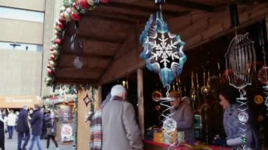 Londra, İngiltere - 20 Aralık 2016: Tate Modern Noel pazar yeri, 4 k Noel süslemeleri alışveriş keyfini Ultrahd