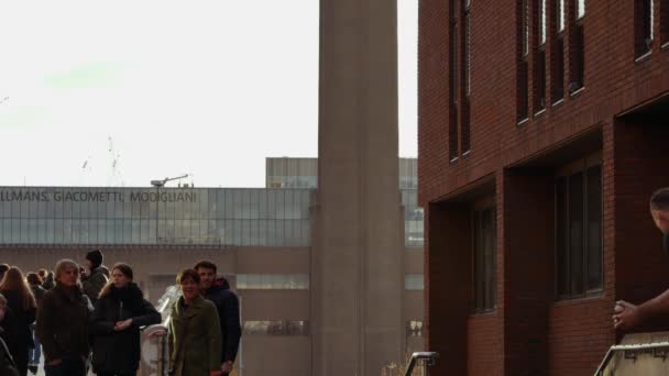 London, Verenigd Koninkrijk, December: Mensen lopen over bruggen met Tate Modern — Stockvideo