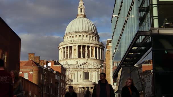 London, Storbritannien, December: Utsikt över St Paul's Cathedral i London. är en kyrka av England katedralen och är säte för biskopen av London. Ultra Hd 4k, realtid — Stockvideo