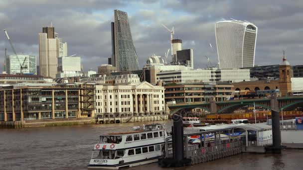 London, Storbritannien - December 2016: Utsikt över skyskraporna i City of London till Southwark bryggan i förgrunden, Ultra Hd 4k, realtid — Stockvideo