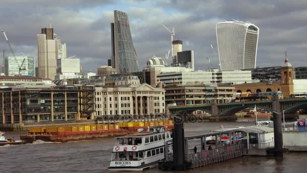 ロンドン、イギリス - 2016 年 12 月: ビューの前景、ウルトラ Hd 4 k リアルタイムのサザーク橋とロンドンのシティの高層ビル — ストック動画