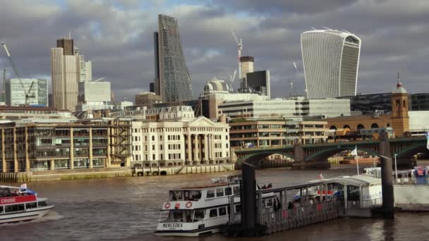 Λονδίνο, Ηνωμένο Βασίλειο - Δεκέμβριος 2016: Θέα των ουρανοξυστών του City του Λονδίνου με τη γέφυρα Southwark στο προσκήνιο, Ultra Hd 4k, σε πραγματικό χρόνο — Αρχείο Βίντεο