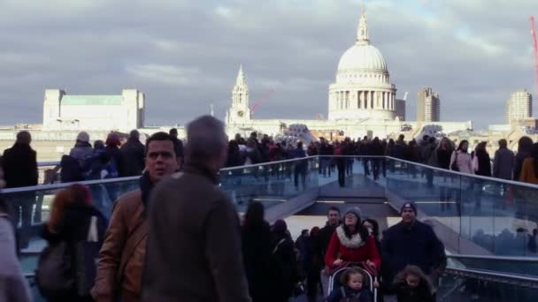 LONDRA, Regno Unito - 20 DICEMBRE 2016: Persone che camminano sul ponte del Millennio. È un ponte sospeso con una lunghezza totale di 370 metri (1.214 ft) e una larghezza di 4 metri (13 ft) .Ultra HD 4k, in tempo reale . — Video Stock