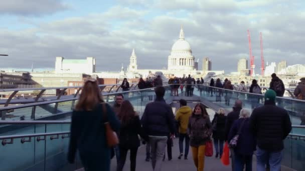 Londýn, VB - 20. prosince 2016: Lidí, kteří jdou přes most tisíciletí. Jeho visutý most s celkovou délkou 370 metrů (1 214) a šířka 4 m (13 ft) .ultra hd 4k, reálném čase. — Stock video