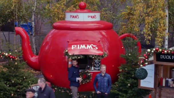 LONDON, UK - DECEMBER 20, 2016: Shoppers enjoy the Christmas decorations in Tate Modern Christmas Market place, 4k Ultrahd — Stock Video