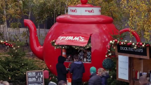 LONDON, UK - DECEMBER 20, 2016: Shoppers enjoy the Christmas decorations in Tate Modern Christmas Market place, 4k Ultrahd — Stock Video