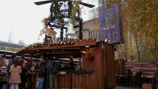 LONDRES, Reino Unido - DEZEMBRO 20, 2016: Os compradores apreciam as decorações de Natal no Tate Modern Christmas Market place, 4k Ultrahd — Vídeo de Stock