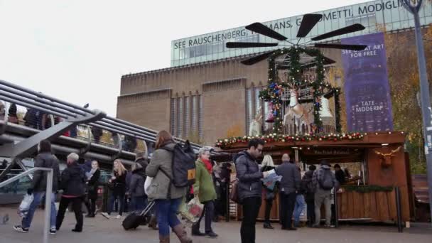 LONDRES, Reino Unido - 20 DE DICIEMBRE DE 2016: Los compradores disfrutan de las decoraciones navideñas en Tate Modern Christmas Market, 4k Ultrahd — Vídeo de stock