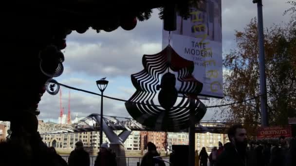 LONDRES, Reino Unido - 20 DE DICIEMBRE DE 2016: Los compradores disfrutan de las decoraciones navideñas en Tate Modern Christmas Market, 4k Ultrahd — Vídeo de stock