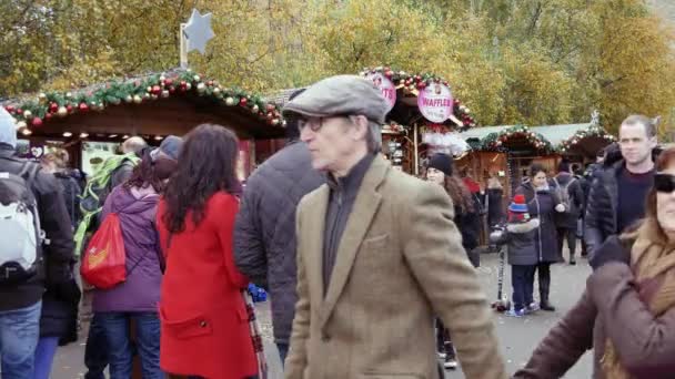 Londýn, Velká Británie - 20. prosince 2016: Nakupující si vánoční dekorace v Tate moderní vánoční tržiště, 4k Ultrahd — Stock video