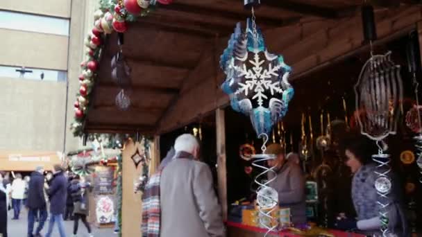 LONDRES, Reino Unido - DEZEMBRO 20, 2016: Os compradores apreciam as decorações de Natal no Tate Modern Christmas Market place, 4k Ultrahd — Vídeo de Stock