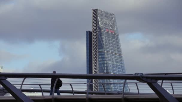 ЛОНДОН, Великобритания - 20 ДЕКАБРЯ 2016 года: Люди идут по мосту тысячелетия. Его подвесной мост общей длиной 370 метров (1214 футов) и шириной 4 метра (13 футов) .ultra hd 4k, в режиме реального времени . — стоковое видео