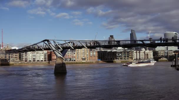 London, Großbritannien - 20. Dezember 2016: Menschen gehen über die Millennium Bridge. Es handelt sich um eine Hängebrücke mit einer Gesamtlänge von 370 Metern und einer Breite von 4 Metern.. — Stockvideo